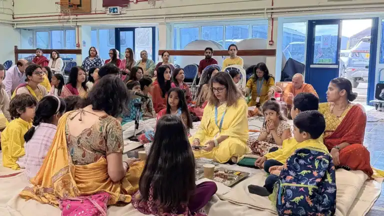 Pupils and parents sitting around the havan at the Gayatri Yagna